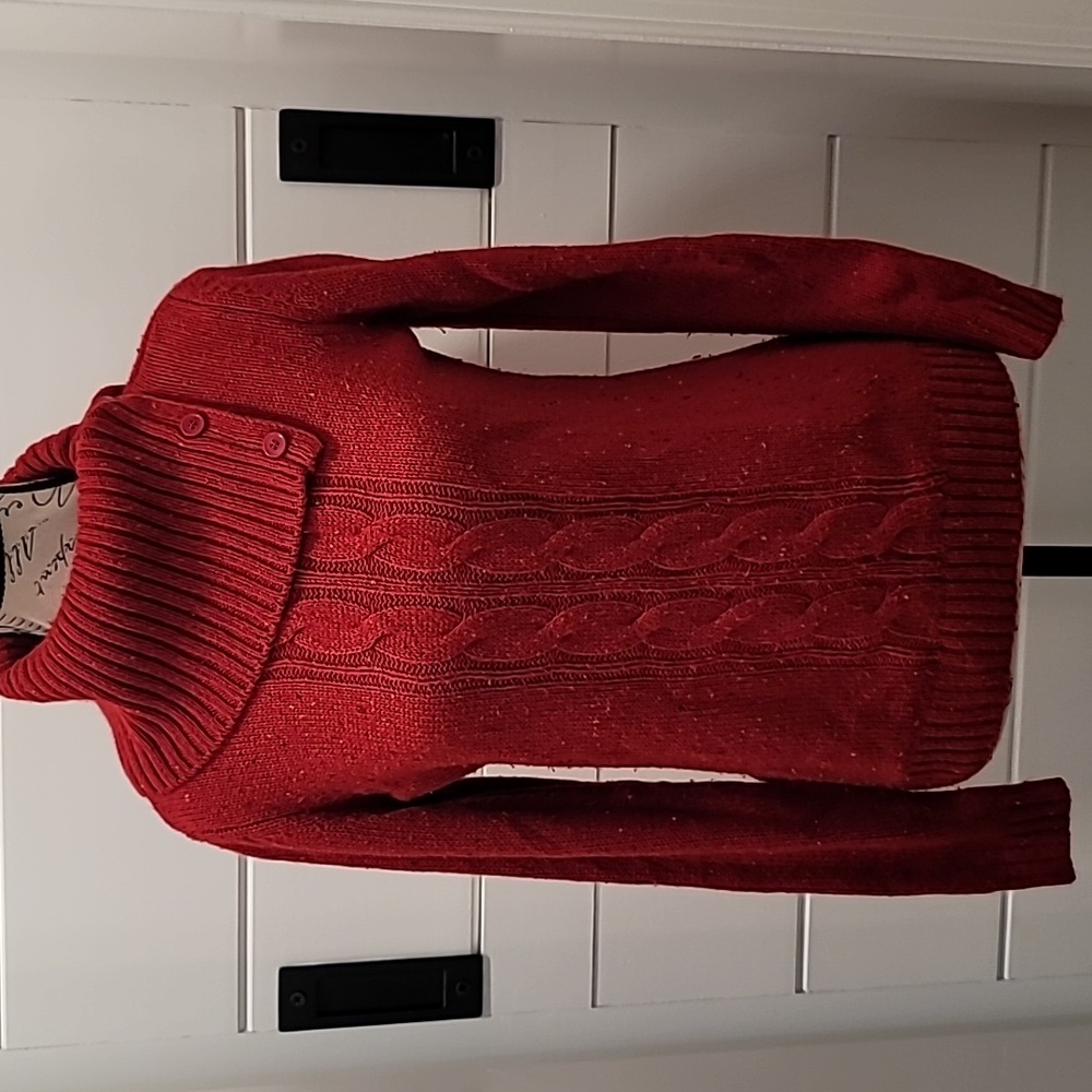 Long Sleeve Sweater With Cable Pattern on Front